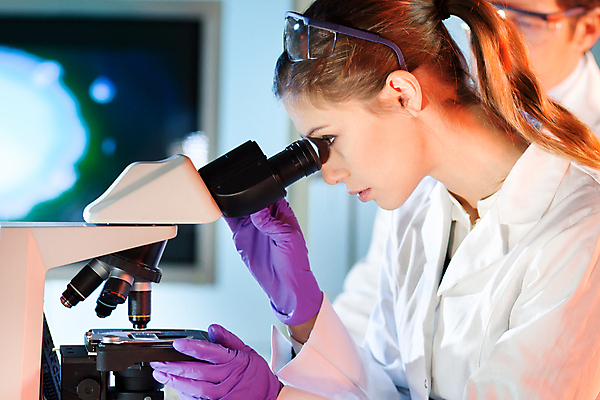 포토 JPG 해외이미지 응시 여자 남자 고글 현미경 실험 사람 상반신 성인 두명 실험복 실험실 연구원 성인만 해외202004 해외포토 직업 시선 실험기구 가운 파일형식 이미지허브