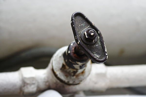 포토 JPG 해외이미지 산업 날씨 사람없음 금속 페인트 손상 장비 시골 도시 얼룩 거친 그리기 균열 버리기 묘사 오브젝트 부식 수도꼭지 무거움 깨짐 썩음 옛날 철강 콘크리트 특별함 공급 디테일 해외202004 해외포토 컨셉 모션 재질 무게 파일형식 이미지허브