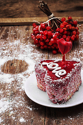 포토 JPG 해외이미지 음식 분홍색 휴가 디저트 발렌타인데이 사랑 사람없음 빨간색 세로 쿠키 케이크 수확 하트 축하 생일 달콤 설탕 굽기 심볼 크림 밀가루 페스츄리 프로스팅 해외202004 해외포토 모양 기념일 감정 빵 컬러 컨셉 농업 데이이벤트 맛 가루 구이 제빵 파일형식 이미지허브