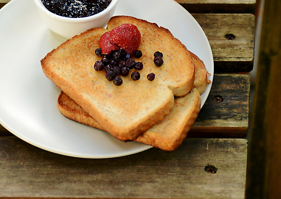 포토 JPG 해외이미지 접시 열매 빵 조각 딸기 아침 건강 사람없음 야외 목재 소풍 식사 신선 황금 달콤 맛 아침식사 보호 잼 설탕 만취 준비 유기농 블루베리 토스트 젤리 해외202004 해외포토 주간 나무 식물 식기 웰빙 음식 컨셉 과일 재료 디저트 야외활동 소스_음식 술취함 파일형식 이미지허브