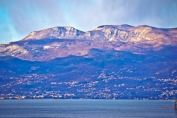 포토 JPG 해외이미지 나무 바다 겨울 건축양식 하늘 휴가 산 안테나 파노라마 손바닥 풍경 사람없음 건물 초록색 물 여름 파란색 탑 산책로 바위 도시 소나무 만 역사 지중해 언덕 타운 크로아티아 절정 해외202004 해외포토 자연요소 식물 건축물 손 계절 건축 유럽 길 컬러 통신 촬영기법 돌_바위 파일형식 이미지허브