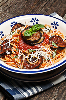 포토 JPG 해외이미지 나무 전통 접시 음식 포크 다이어트 토마토 가지 치즈 함께함 파스타 마늘 스파게티 사람없음 이탈리아 추위 튀김 신선 체리 지중해 국수 반죽 레시피 바질 마카로니 영양분 탈리아텔레 해외202004 해외포토 식물 식기 유럽 바다 컨셉 채소 과일 유제품 서양음식 건강 면류 파스타면 파일형식 이미지허브