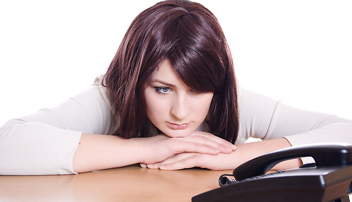 포토 JPG 해외이미지 백인 라이프스타일 응시 여자 통신 관계 탁자 스트레스 주택 갈색머리 실내 건강 사랑 한명 앉기 성인 스마트폰 표현 기다림 고독 불안 전화기 부름 문제 노려봄 심각 압력 우울감 우울증 혼자 해외202004 해외포토 서양인 1 헤어스타일 시선 감정 가구 컨셉 모션 표정 사람 내부 건물 생활 핸드폰 스마트기기 질병 파일형식 이미지허브