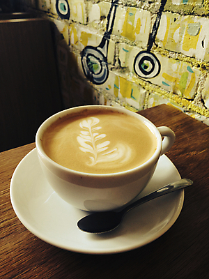 포토 JPG 해외이미지 디자인 커피 음료 음식 벽 백그라운드 탁자 아침 실내 사람없음 목재 컵 갈색 숟가락 카페 에너지 머그컵 뜨거움 맛 아침식사 큼 설탕 카푸치노 점심식사 단절 카페인 해외202004 해외포토 주간 나무 식기 컬러 가구 컨셉 재료 수저 내부 상점 식사 크기 파일형식 이미지허브