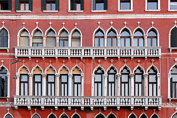 포토 JPG 해외이미지 건축양식 창문 사람없음 건물 빨간색 이탈리아 중세 베네치아 고딕 옛날 해외202004 해외포토 건축물 건축 유럽 컬러 역사 파일형식 이미지허브