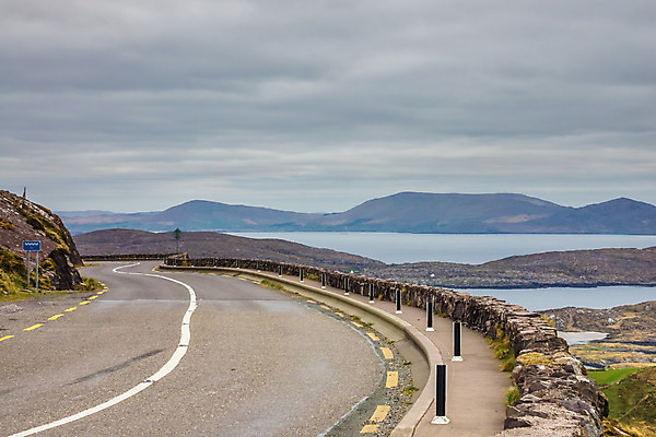 포토 JPG 해외이미지 도로 선 벽 여행 자연 산 풍경 사람없음 야외 초록색 여름 울타리 쌓기 침묵 경계선 시골 반지 파편 땅 언덕 좁은 아일랜드 굴곡 되감기 지그재그 핸드메이드 화강암 해외202004 해외포토 계절 유럽 길 컬러 장신구 교통시설 모션 담장 소리 암석 경계 생태계 파일형식 이미지허브