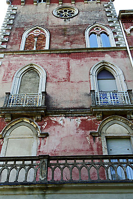 포토 JPG 해외이미지 유럽 문화 벽 조각 여행 백그라운드 십자가 건축양식 창문 유리 추상 벽돌 주택 자물쇠 그림자 사람없음 빨간색 노란색 마을 금속 이탈리아 궁전 회색 기둥 도시 블라인드 그리기 역사 플라스틱 철 부식 질감 대리석 모자이크 지퍼 단계 셔터 천연기념물 놋쇠 밀라노 옛날 절개 철강 화창 해외202004 해외포토 건축 나라 컬러 고건축 무늬 재료 모션 재질 날씨 건물 커튼 파일형식 이미지허브