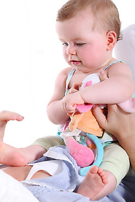 포토 JPG 해외이미지 백인 여자 딸 유럽 어린이 발 엄마 따뜻함 앉기 두명 세로 여름 장난감 침묵 아기 흰배경 발가락 궤 양발 해외202004 해외포토 서양인 계절 나라 백그라운드 가족 모션 사람 신체부위 소리 흰색 파일형식 이미지허브