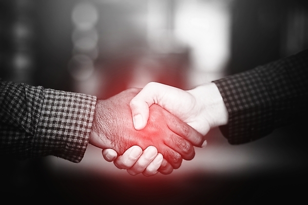 포토 JPG 해외이미지 직업 손 백그라운드 컨셉 회사 비즈니스 성공 협력 사람 사람없음 친구 인사 업무 직장인 비즈니스맨 시장 닫기 연결 계약 약속 투자 상업 떨림 이해 콜라보레이션 해외202004 해외포토 남자 관계 모션 신체부위 예절 작업 파일형식 이미지허브