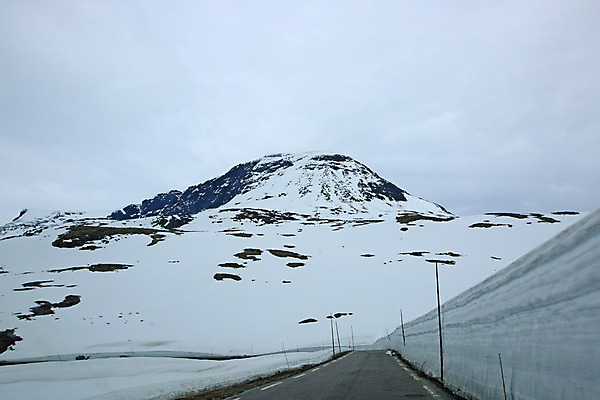 포토 JPG 해외이미지 도로 벽 여행 겨울 자연 하늘 산 노르웨이 풍경 사람없음 계곡 봄 운전 시골 고속도로 아스팔트 루트 스칸디나비아 해외202004 해외포토 계절 유럽 길 교통시설 모션 생태계 파일형식 이미지허브