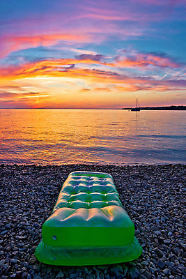 포토 JPG 해외이미지 모양 실루엣 유럽 모래 바다 백그라운드 요트 오렌지 표면 휴식 그림자 사람 사람없음 세로 초록색 물 컬러풀 태양 반사 노란색 검은색 황혼 일몰 조약돌 도시 보트 저녁 지중해 양산 타운 크로아티아 매트리스 인기 수평선 해외202004 해외포토 자연요소 나라 컬러 컨셉 배_교통 과일 촬영기법 노을 돌_바위 야간 파일형식 이미지허브