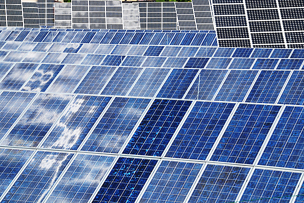 포토 JPG 해외이미지 주간 풍경 사람없음 야외 태양에너지 일렬 집열판 해외202004 해외포토 자연요소 그린에너지 파일형식 이미지허브