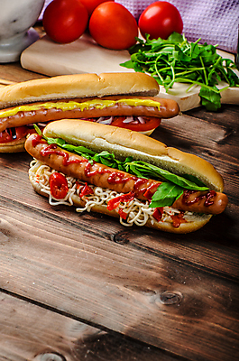 포토 JPG 해외이미지 토마토 채소 실내 사람없음 소시지 케첩 핫도그 마요네즈 나무도마 나무배경 해외202004 해외포토 음식 백그라운드 도마 패스트푸드 내부 목재 소스_음식 가공식품 파일형식 이미지허브