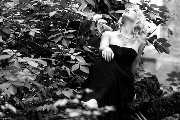 포토 JPG 해외이미지 응시 드레스 잎 신체 목걸이 맨발 자연 한명 서기 앉기 성인 금발 햇빛 유행 검은색 기도 표현 우아함 유혹 버리기 거짓말 신앙심 우울감 해외202004 해외포토 식물 1 헤어스타일 시선 옷 감정 컬러 컨셉 장신구 모션 발 사람 태양 생태계 파일형식 이미지허브