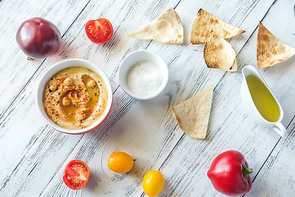 포토 JPG 해외이미지 그릇 방울토마토 파프리카 실내 사람없음 하이앵글 올리브오일 흰배경 소금 석류 병아리콩 중동음식 해외202004 훔무스 해외포토 식기 음식 뷰포인트 백그라운드 토마토 채소 과일 콩 내부 흰색 기름_음식 파일형식 이미지허브