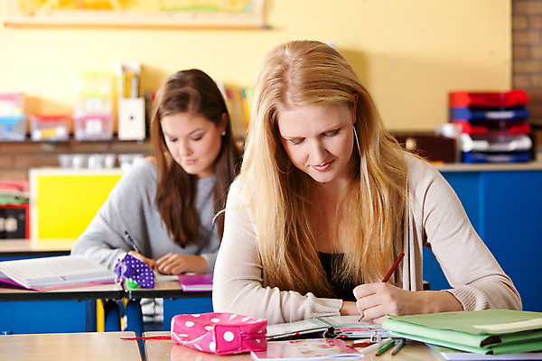 포토 JPG 해외이미지 백인 학생 여학생 여자 교육 행복 유럽 얼굴 2 교실 학교 청소년 수업 실내 미소 사람 앉기 두명 10대 스터디 금발 기록 달콤 책상 해외202004 해외포토 서양인 헤어스타일 감정 나라 가구 모션 표정 내부 신체부위 학습 맛 파일형식 이미지허브