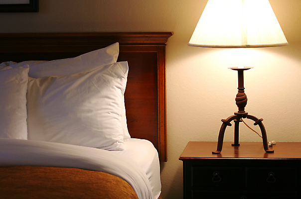 포토 JPG 해외이미지 베개 호텔 사람없음 빛 갈색 침실 침대 램프 야간 해외202004 해외포토 자연요소 컬러 가구 침구 숙소 조명 파일형식 이미지허브