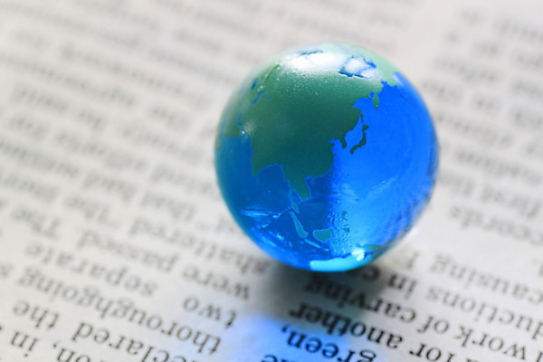 포토 JPG 해외이미지 디자인 종이 지구 여행 백그라운드 지도 비즈니스 텍스트 하늘 사람없음 물 파란색 글로벌 사무실 지구본 행성 에너지 정보 뉴스 잡지 에코 해외202004 해외포토 자연요소 컬러 간행물 우주 환경 파일형식 이미지허브