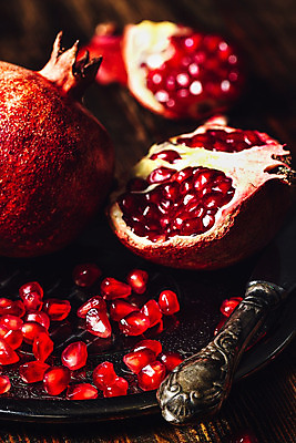 포토 JPG 해외이미지 접시 실내 사람없음 나이프 석류 석류알 해외202004 해외포토 식기 과일 내부 칼 파일형식 이미지허브