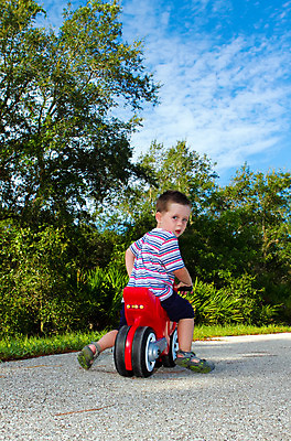 포토 JPG 해외이미지 백인 라이프스타일 남자 행복 얼굴 어린이 스포츠 백그라운드 가족 놀이 휴가 사랑 한명 앉기 소년 빨간색 초록색 컬러풀 장난감 자전거 기쁨 운전 오토바이 흰색 청바지 램프 아기 바퀴 승차 큼 파일럿 집중 속도 고립 혼자 해외202004 해외포토 서양인 직업 1 감정 컬러 컨셉 바지 관계 모션 조명 사람 생활 신체부위 바이크 크기 파일형식 이미지허브