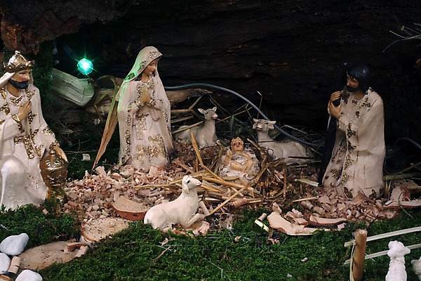 포토 JPG 해외이미지 남자 기독교 종교 크리스마스 엄마 휴가 천사 사람없음 조각상 교회 평화 성경 피규어 아기 예수 영혼 아빠 양치기 성자 야간 왕 장면 신성 양고기 밀짚 요셉 베들레헴 신앙심 해외202004 해외포토 자연요소 직업 기념일 컨셉 종교용품 가족 육류 사람 조형물 미니어처 신_종교 짚 파일형식 이미지허브