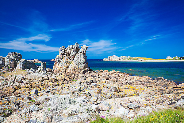 포토 JPG 해외이미지 바다 섬 자연 하늘 풍경 사람없음 건물 물 파란색 교회 맑음 프랑스 바위 망토 대서양 울퉁불퉁 해외202004 해외포토 자연요소 건축물 유럽 컬러 종교건축 날씨 돌_바위 생태계 파일형식 이미지허브