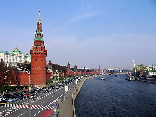 포토 JPG 해외이미지 구름 유럽 도로 벽 교통시설 하늘 풍경 사람없음 빨간색 물 여름 파란색 울타리 강 탑 맑음 도시 보트 러시아 모스크바 자동 크렘린궁전 해외202004 해외포토 자연요소 건축물 계절 나라 길 컬러 교통 배_교통 날씨 담장 궁전 시설 크렘린 파일형식 이미지허브
