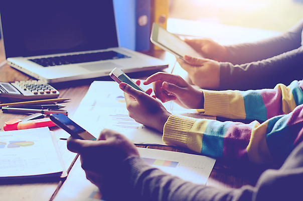 포토 JPG 해외이미지 직업 비즈니스 탁자 회의 모바일 사람없음 스마트폰 컴퓨터 사무실 우주 디지털 작업 오픈 네트워크 그룹 계획 토론 오브젝트 마케팅 해외202004 해외포토 가구 컨셉 전자제품 핸드폰 스마트기기 파일형식 이미지허브