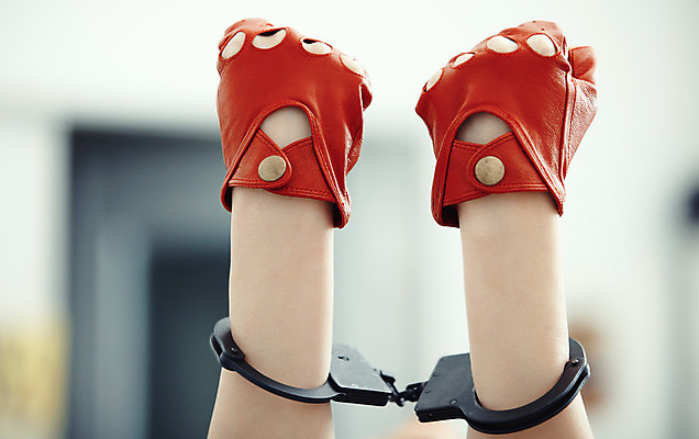 포토 JPG 해외이미지 손 장갑 컨셉 2 한명 사람 신체부위 가로 빨간색 힘 자유 가죽 민주주의 철 감옥 위협 반대 죄수 체포 해외202004 해외포토 1 잡화 컬러 파일형식 이미지허브