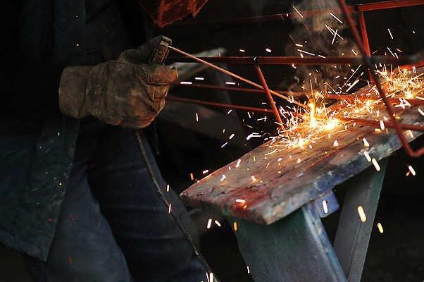 포토 JPG 해외이미지 남자 실내 한명 들기 성인 옆모습 빛 하반신 업무 연기 불똥 용접 용접공 용접기 철강 성인남자한명만 해외202004 해외포토 직업 1 뷰포인트 모션 사람 내부 작업 남자한명만 성인남자만 파일형식 이미지허브