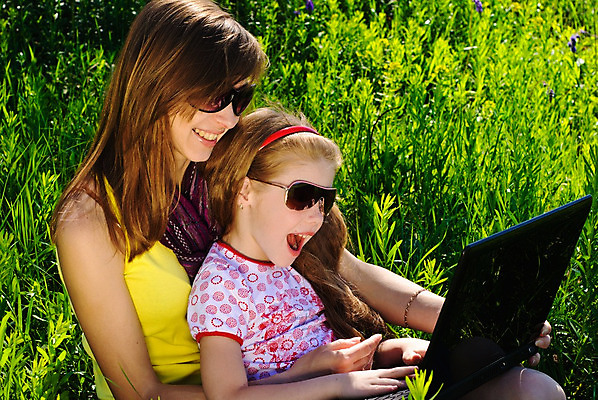 포토 JPG 해외이미지 백인 라이프스타일 공원 여자 교육 딸 행복 어린이 밭 인터넷 통신 가족 자연 엄마 모바일 미소 사람 야외 두명 초록색 여름 노트북 컴퓨터 선글라스 공책 봄 기쁨 연결 무선전화기 해외202004 해외포토 서양인 계절 공공시설 감정 안경 컬러 농업 관계 문구용품 표정 생활 전자제품 전화기 생태계 파일형식 이미지허브