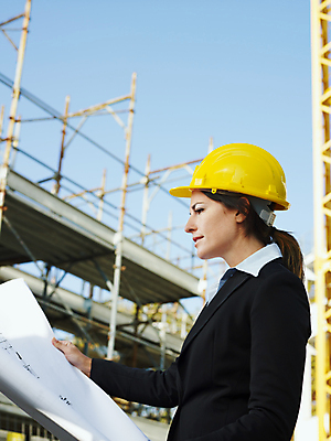 포토 JPG 해외이미지 백인 직업 응시 여자 행복 생각 하늘 주택 한명 미소 사람 상반신 성인 야외 30대 독서 노란색 건설현장 잡기 업무 작업 비즈니스우먼 엔지니어 전문직 안전모 헬멧 건축가 땅 두루마리 명상 기중기 옷입기 청사진 점검 발판 프로젝트 카피스페이스 해외202004 해외포토 서양인 1 시선 감정 컬러 비즈니스 모션 건설업 표정 건물 장년 공백 직장인 중장비 기술자 안전장비 보호장비 파일형식 이미지허브