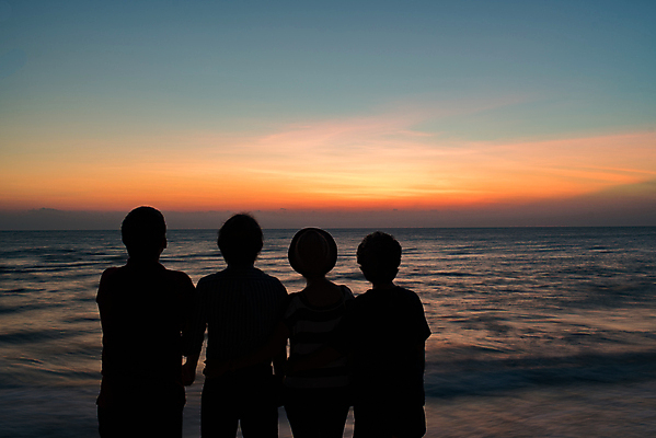 포토 JPG 해외이미지 남자 행복 실루엣 어린이 바다 여행 휴가 함께함 소년 여러명 야외 일몰 소년만 해외202004 해외포토 감정 다수 컨셉 촬영기법 사람 노을 남자만 어린이만 파일형식 이미지허브