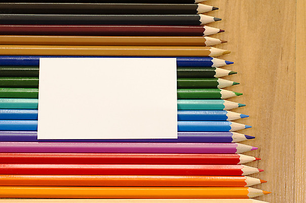 포토 JPG 해외이미지 디자인 교육 종이 백그라운드 학교 탁자 사람없음 빨간색 초록색 컬러풀 사무실 연필 펜 노란색 쪽지 공책 공백 흰색 그리기 그룹 책상 그림 시트 패드 해외202004 해외포토 컬러 가구 비즈니스 모션 문구용품 학용품 필기구 파일형식 이미지허브