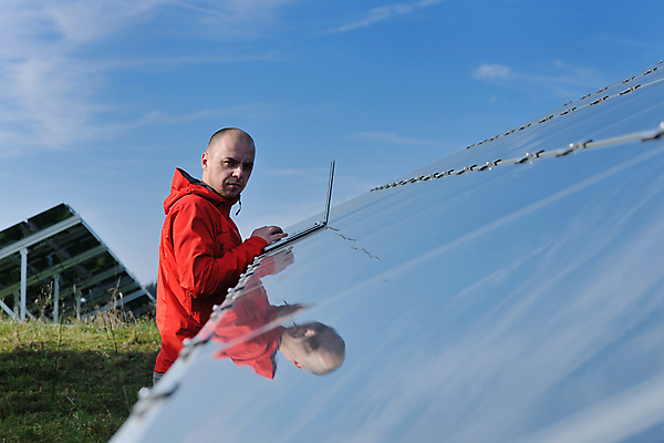 포토 JPG 해외이미지 주간 구름 남자 하늘 한명 상반신 성인 야외 옆모습 노트북 반사 타이핑 태양에너지 집열판 성인남자한명만 해외202004 해외포토 자연요소 1 뷰포인트 사람 전자제품 그린에너지 남자한명만 성인남자만 파일형식 이미지허브