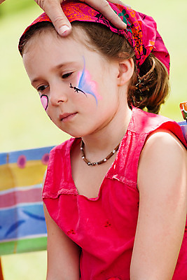 포토 JPG 해외이미지 백인 여자 얼굴 어린이 따뜻함 한명 야외 여름 청춘 햇빛 맑음 할로윈 그리기 그림 해외202004 해외포토 서양인 1 계절 컨셉 모션 날씨 사람 신체부위 태양 파일형식 이미지허브