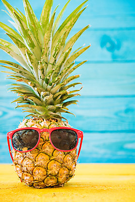 포토 JPG 해외이미지 모양 나무 디자인 배너 계절 포스터 음식 분홍색 백그라운드 컨셉 겨울 과일 탁자 휴가 새로움 손바닥 선물 사람없음 목재 장식 빨간색 초록색 파란색 상자 선글라스 노란색 파티 쿠키 우주 침묵 흰색 하트 축하 인사 신선 신용카드 달콤 연도 파인애플 초대 핸드메이드 해외202004 해외포토 식물 손 안경 컬러 가구 재료 디저트 이벤트 금융 소리 예절 맛 열대과일 파일형식 이미지허브