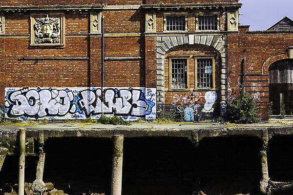 포토 JPG 해외이미지 디자인 외관 산업 벽 건축양식 텍스트 벽돌 미술 사람없음 건물 도시 그리기 역사 그래피티 갑판 사인 상업 옛날 해외202004 해외포토 건축물 건축 배_교통 모션 문화예술 낙서 그림 파일형식 이미지허브