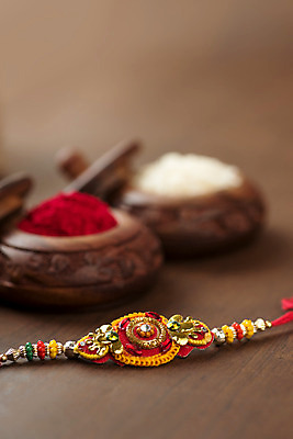 포토 JPG 해외이미지 전통 종교 문화 줄 백그라운드 목걸이 밥 기념 선물 사랑 이벤트 사람없음 장식 빨간색 축제 축하 인사 악단 화려 의식 실 결합 낟알 컨테이너 인도인 손목 심볼 오브젝트 기회 예배 언니 남동생 힌두교 유대감 해외202004 해외포토 외국인 감정 산업 음악 음식 컬러 컨셉 장신구 가족 동양인 신체부위 예절 자매 동생 파일형식 이미지허브