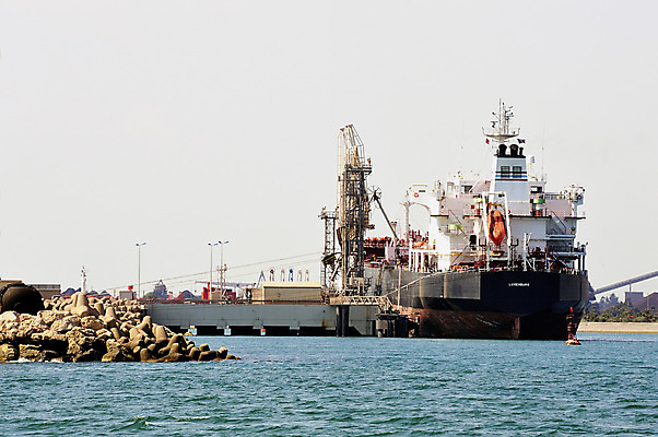 포토 JPG 해외이미지 유럽 산업 바다 비즈니스 교통시설 하늘 사람없음 물 글로벌 검은색 프랑스 화물 보트 석유 큼 화물선 무역 함선 상업 탱크 연료 수납 무거움 물류 마르세유 수입 유조선 해외202004 해외포토 자연요소 나라 컬러 교통 배_교통 운송업 무게 크기 시설 파일형식 이미지허브