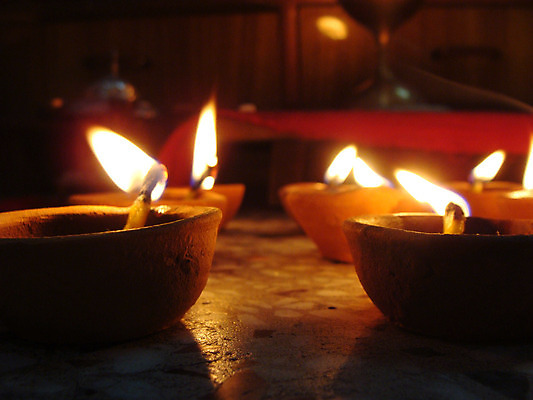 포토 JPG 해외이미지 전통 디자인 행복 별 종교 문화 백그라운드 크리스마스 패턴 오렌지 벽지 불 추상 동양인 사람없음 장식 빨간색 파란색 빛 컬러풀 노란색 축제 램프 축하 사찰 신용카드 야간 인도인 심볼 질감 등잔 화상 힌두교 해외202004 해외포토 자연요소 외국인 기념일 감정 컬러 컨셉 무늬 과일 종교건축 조명 인종 금융 상처 파일형식 이미지허브