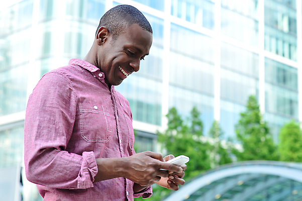 포토 JPG 해외이미지 남자 행복 중년 포즈 텍스트 모바일 세포 한명 미소 야외 건물 스마트폰 핸드폰 독서 고층빌딩 타이핑 메시지 보행로 다이얼 전송 문자메시지 터치스크린 내려보기 해외202004 해외포토 1 건축물 감정 길 모션 표정 사람 빌딩 성인 전자제품 스마트기기 파일형식 이미지허브