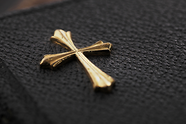 포토 JPG 해외이미지 기독교 종교 십자가 사람없음 장식 책 성경 덮개 황금 심볼 묘사 오브젝트 신성 신앙심 옛날 해외202004 해외포토 종교용품 뚜껑 파일형식 이미지허브