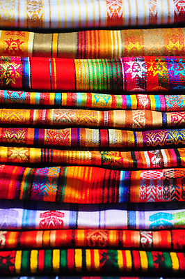 포토 JPG 해외이미지 전통 문화 여행 사람없음 쇼핑 남아메리카 시장 원주민 에콰도르 수공예 양모 짜기 핸드메이드 해외202004 해외포토 모션 아메리카 직물 아프리카인 공예 파일형식 이미지허브