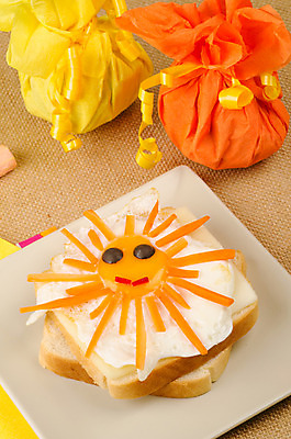 포토 JPG 해외이미지 모양 접시 어린이 음식 빵 채소 부분 샌드위치 요리 사람없음 장식 가로 세로 컬러풀 태양 계란 식사 신선 서빙 특별함 해외202004 해외포토 자연요소 식기 컬러 컨셉 사람 알 파일형식 이미지허브