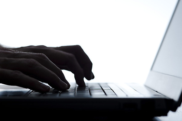 포토 JPG 해외이미지 손가락 노동자 사람없음 옆모습 노트북 컴퓨터 흰색 타이핑 키보드 작업 바쁨 카피스페이스 해외202004 해외포토 직업 손 뷰포인트 컬러 전자제품 공백 파일형식 이미지허브