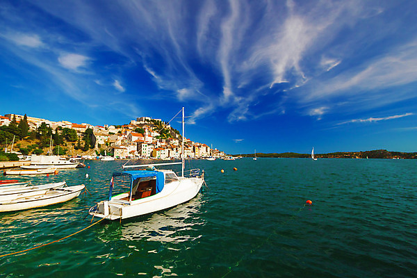 포토 JPG 해외이미지 전통 유럽 바다 요트 건축양식 자연 하늘 산 주택 항해 파노라마 풍경 사람없음 초록색 물 여름 파란색 컬러풀 교회 탑 항구 바위 도시 만 보트 성 역사 지중해 타운 크로아티아 스카이라인 옛날 채널 해외202004 해외포토 자연요소 건축물 계절 건축 나라 컬러 배_교통 종교건축 교통시설 촬영기법 건물 돌_바위 생태계 파일형식 이미지허브