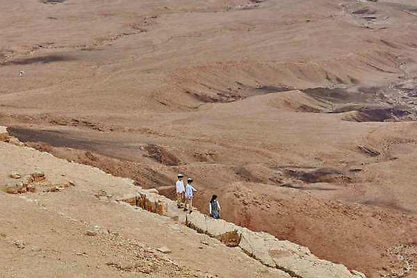 포토 JPG 해외이미지 남자 행복 어린이 여행 백그라운드 2 자연 산 사람 풍경 소년 사람없음 야외 빨간색 여름 파란색 놀람 사막 아기 최고 닫기 위험 슛 단절 이스라엘 해외202004 해외포토 계절 감정 컬러 컨셉 모션 표정 생태계 서아시아 파일형식 이미지허브