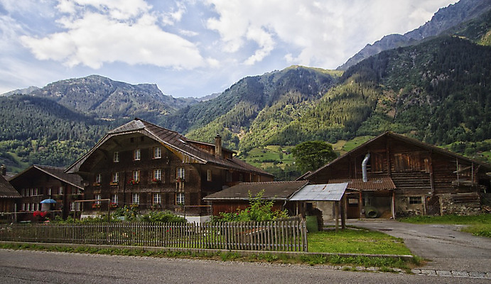포토 JPG 해외이미지 유럽 자연 산 주택 풍경 사람없음 목재 마을 시골 정상 숲 오두막 스위스 시골집 알프스 샬레 해외202004 해외포토 나무 나라 재료 실험기구 건물 생태계 파일형식 이미지허브