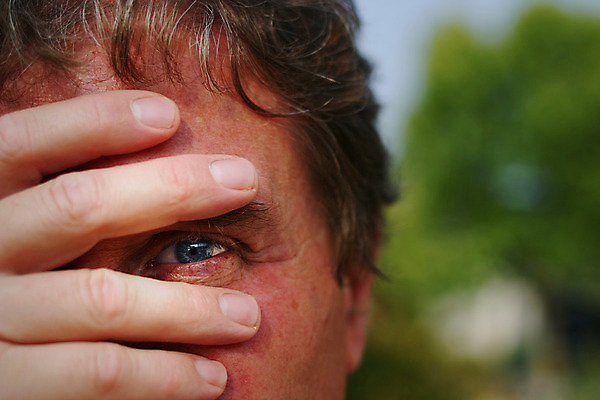 포토 JPG 해외이미지 응시 남자 감정 얼굴 중년 백그라운드 미래 스트레스 관리 한명 사람 성인 야외 금융 경제 파란색 머리 슬픔 표현 비즈니스맨 좌절 상처 무서움 불안 엿보기 손목시계 걱정 문제 숨김 숨기 스파이 심각 옛날 우울증 혼자 해외202004 해외포토 1 시선 시계 컬러 컨셉 비즈니스 장신구 모션 신체부위 직장인 질병 파일형식 이미지허브